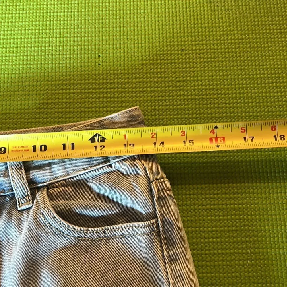 Sexy high rise bum rip jean shorts - Picture 9 of 10